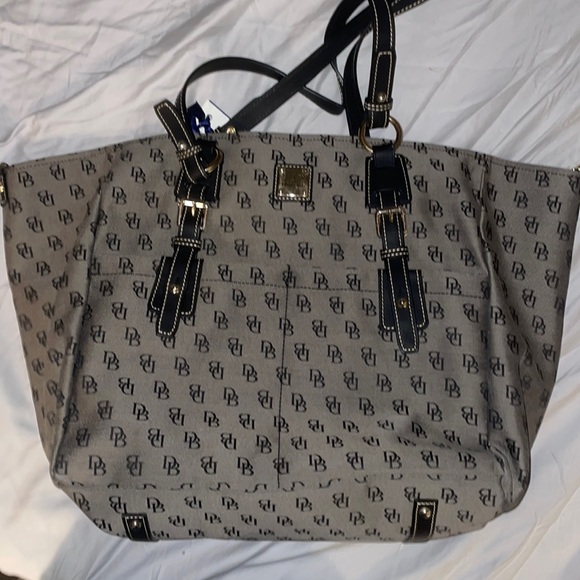 NWT Dooney & Bourke XL Black and Gray Signature Tote...